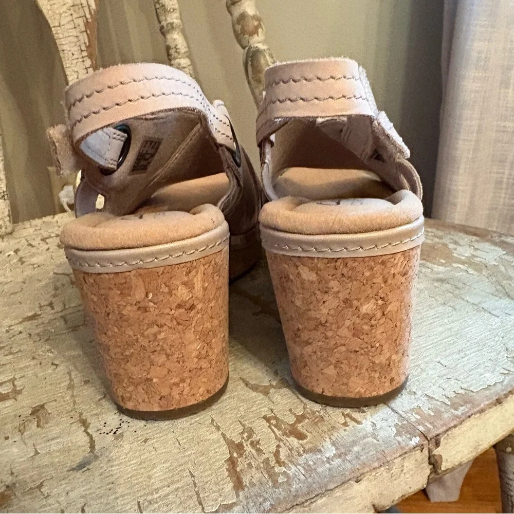 Clark’s Women's Giselle Loop Wedge Sandals Taupe size 7